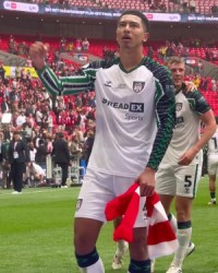 爱得深沉！19岁小贝林升超后朝看台指着桑德兰队徽，多队对其有意