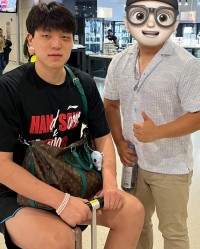 华体会体育-杨瀚森训练中眼部受击，从绵羊变熊猫引关注