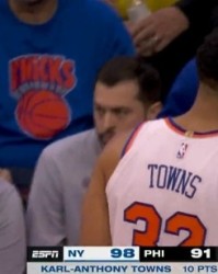 华体会在线-大举反击！恩比德强攻打成2+1率队轰出11-0 并造成唐斯6犯离场